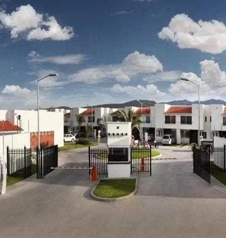 RENTA CASA PUERTA DE PIEDR